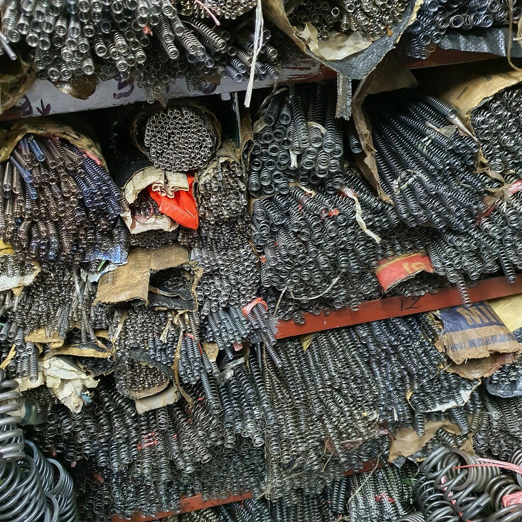 Lò xo nén đường kính ngoài 9mm, chiều dài 300mm