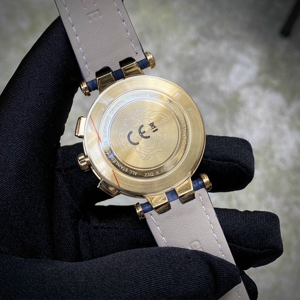 Đồng hồ Nam Versace V-Race 43mm, Nữ Versace Daphnis 34mm, dây da cá sấu, máy Swissquartz