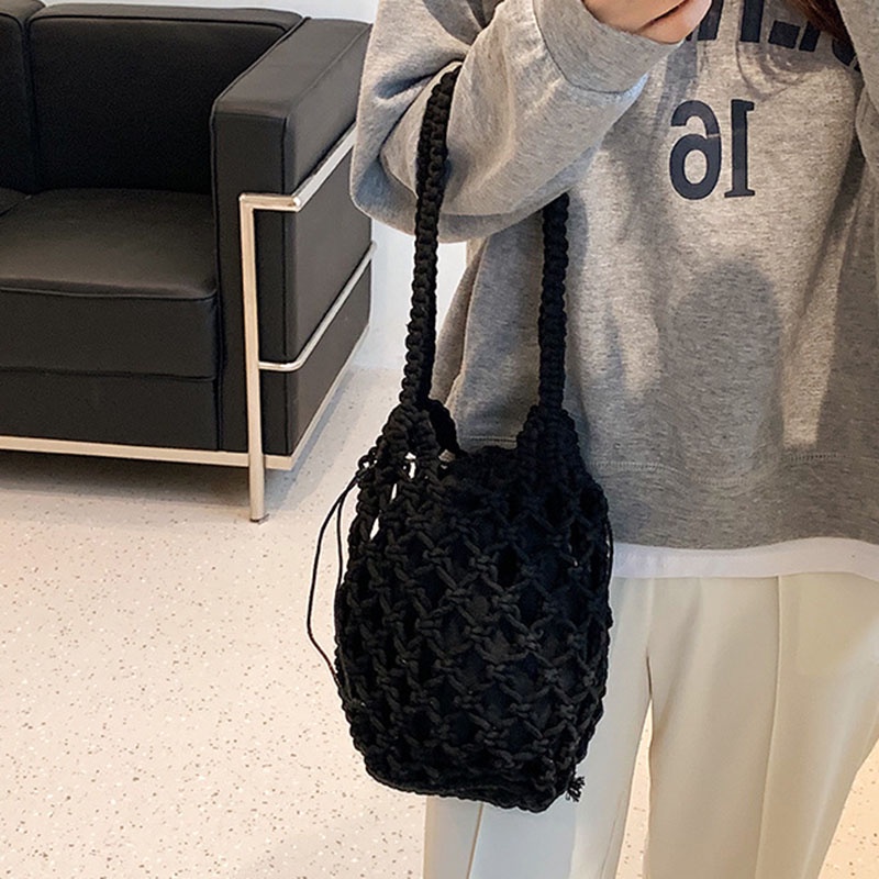 Túi xô đeo vai IELGY thiết kế khoét lỗ nhỏ gọn thời trang cho nữ