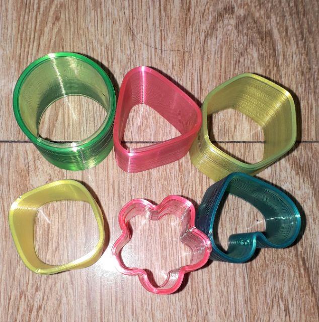 Một cái lò xo bằng nhựa loại 6cm nhiều màu