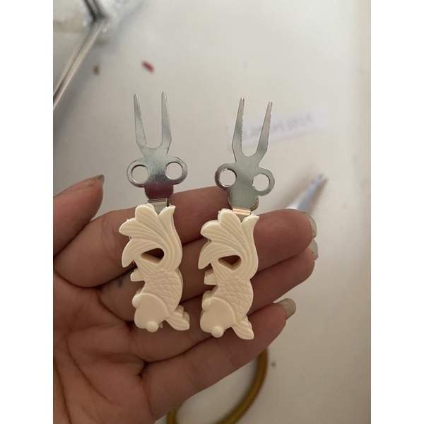 Xiên chuối cho chim xiên hoa quả cho chim hình con cá