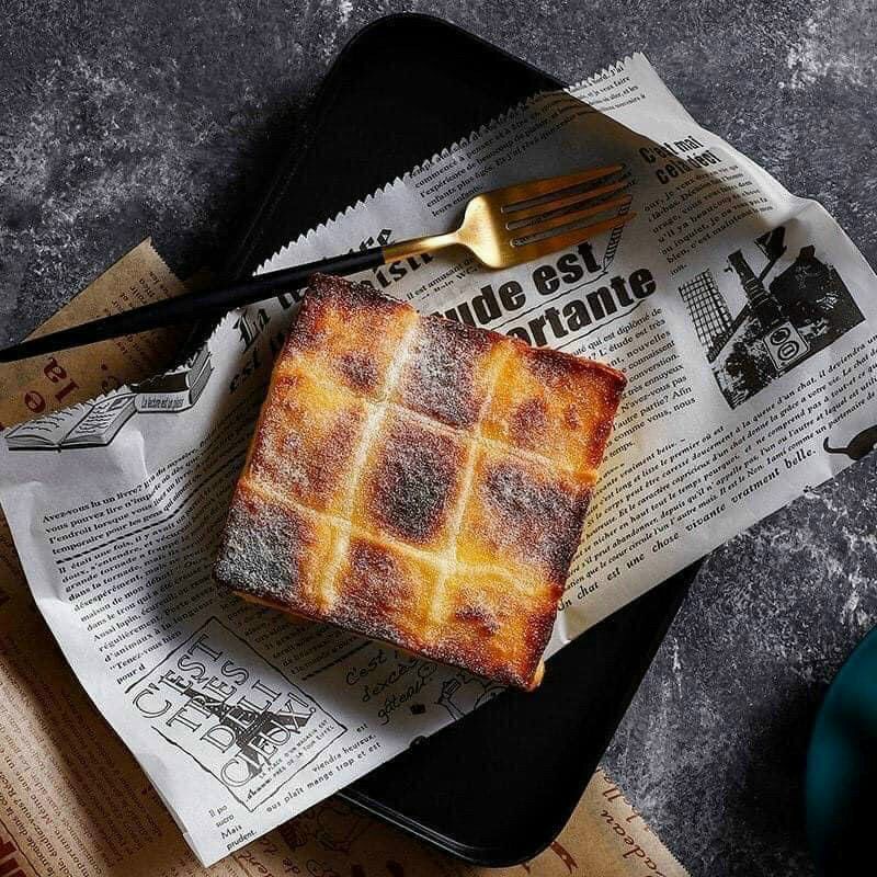 Cuộn giấy báo thấm dầu.