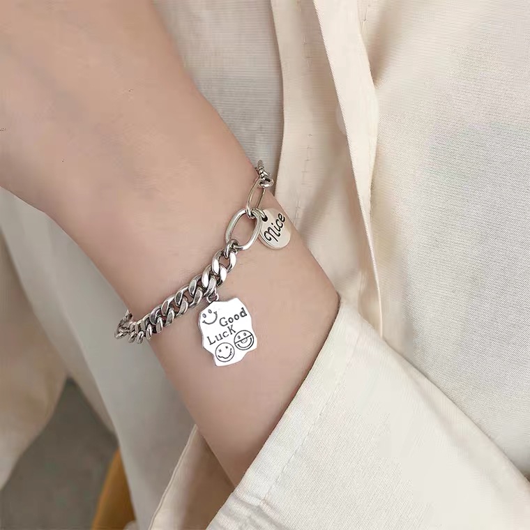 Vòng Đeo Tay Bằng Thép Titan Không Phai Màu Thiết Kế Biểu Tượng Cảm Xúc Mặt Cười Vui Nhộn Chống Nước Chống Dị Ứng