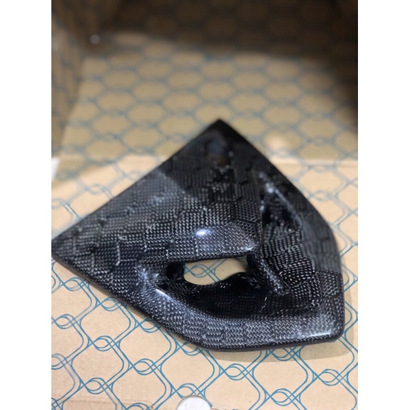 Ốp nạ LC135 carbon fiber vân tổ ong