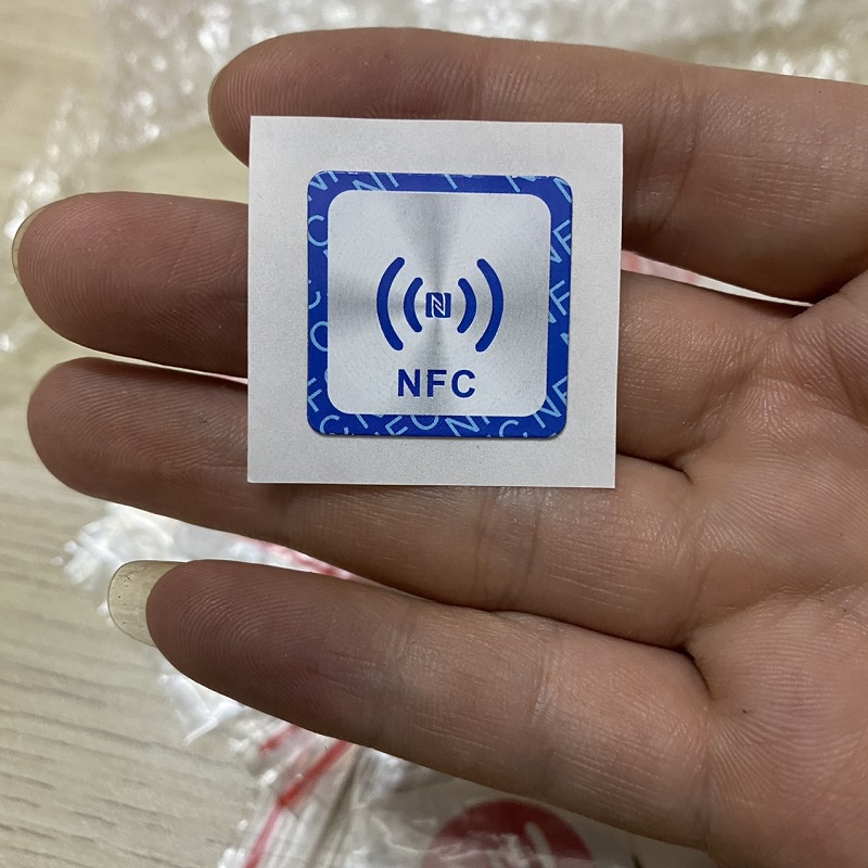 Thẻ thông tin cá nhân điện tử thông minh NFC Ntag213 chip dung lượng 180Byte có sẵn hình in và keo mặt sau để dán