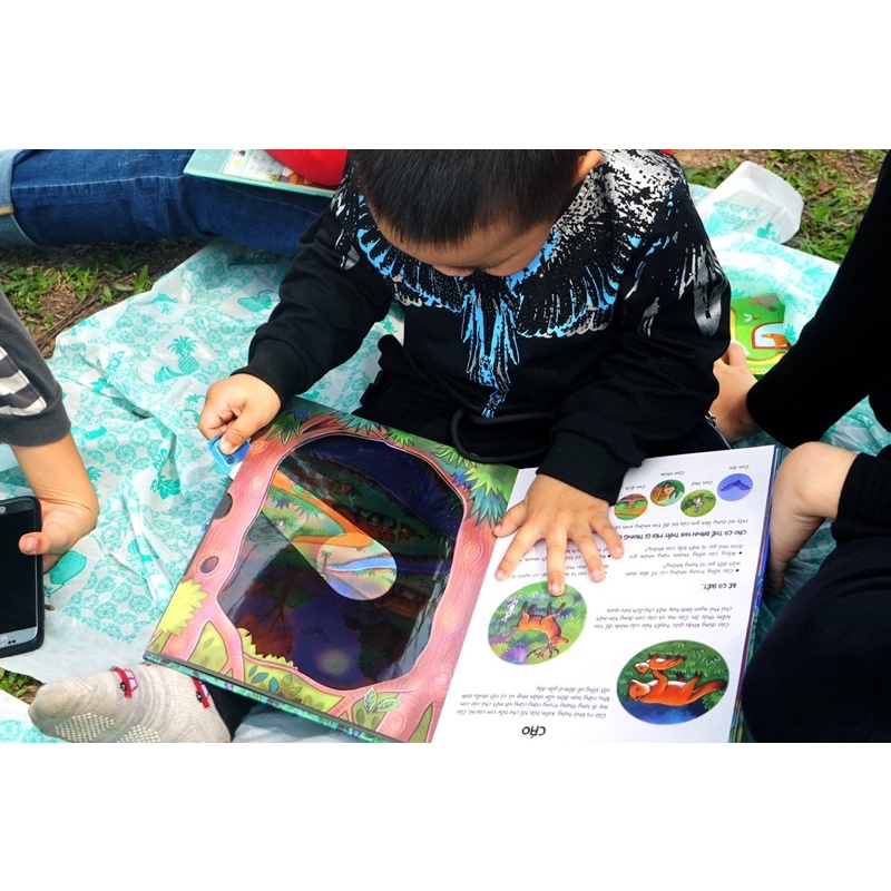 Sách - Đèn pin khám phá - Moonlight Ocean - Đại dương dưới ánh trăng