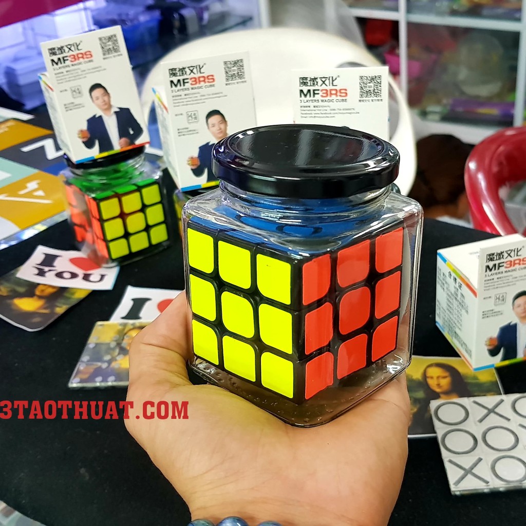 Đồ chơi ảo thuật với Rubik vô cùng hấp dẫn: Rubik xuyên hũ thủy tinh  Cube in a bottle - Kieron Johnson's ISOLATED