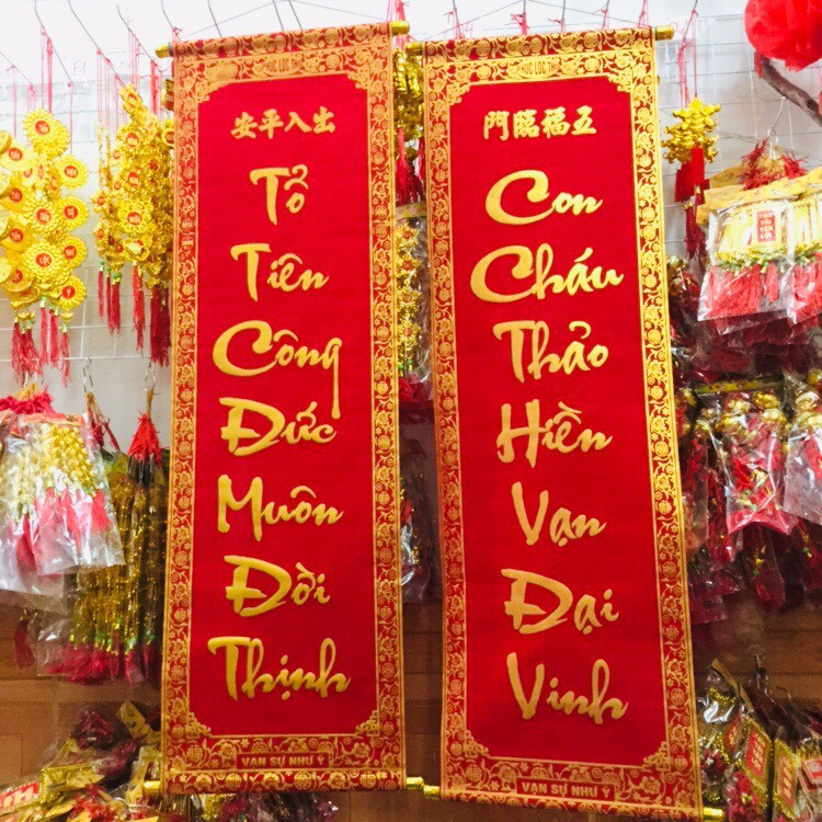 1 đôi câu đối đỏ, liễng trang trí tết 35x100cm in chữ Việt Nam làm từ vải nhung đẹp
