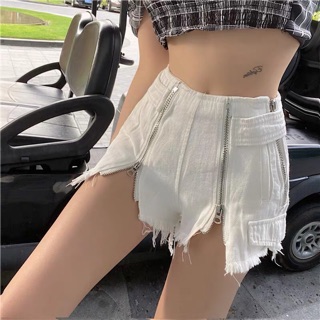Quần đùi trắng xẻ đùi