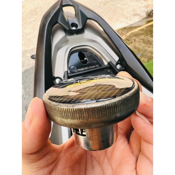 Decal Logo Nắp Bình Xăng Carbon