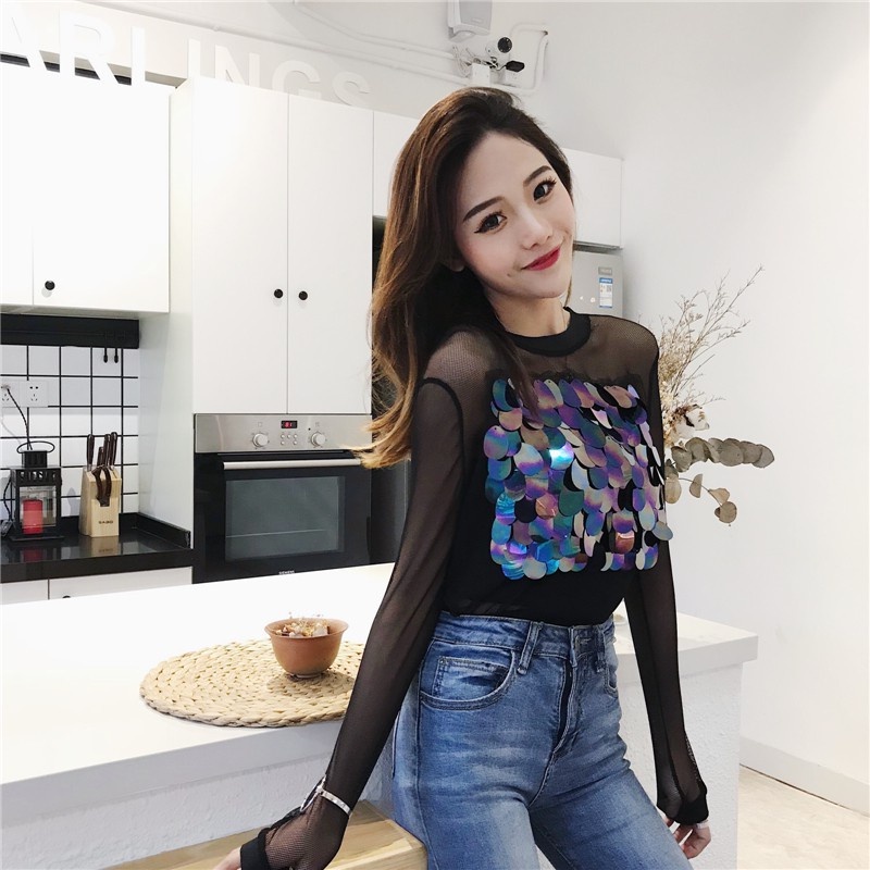 Áo lưới kết hợp khâu sequin trước ngực  có kèm áo lót  phong cách sexy kết hợp kiểu dáng dài tay.