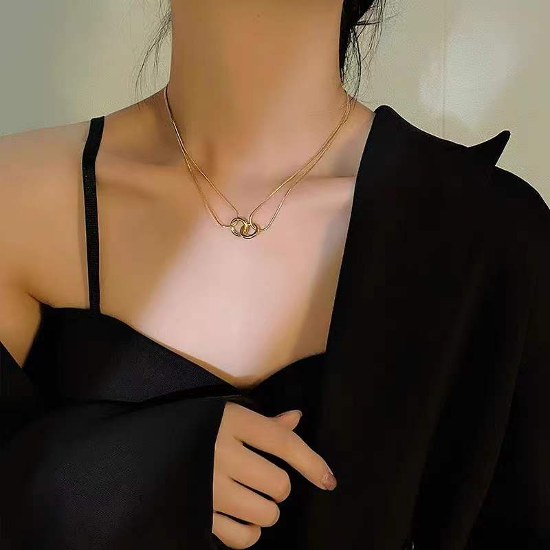 Dây chuyền ngắn thép titan xương rắn phối mặt có họa tiết lồng vào nhau không phai màu không gây dị ứng cao cấp cho nữ