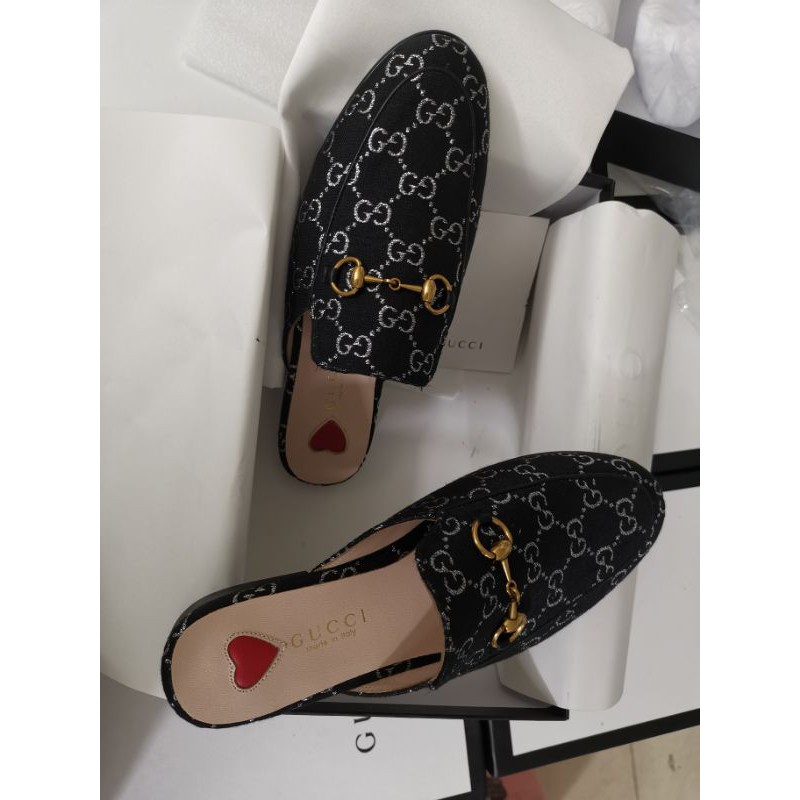 giày loafer nữ da thật mũi tròn gắn quai xích ngang mặt trong in hình trái tim logo họa tiết Gucci