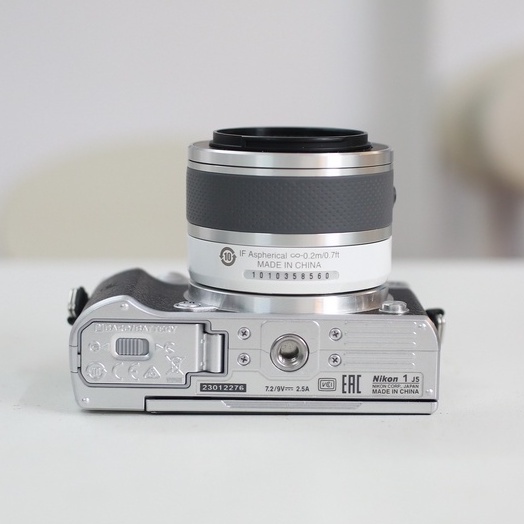 Bộ máy ảnh Mirrorless Nikon 1 J5 kèm ống kính 10-30mm f/3.5–5.6VR