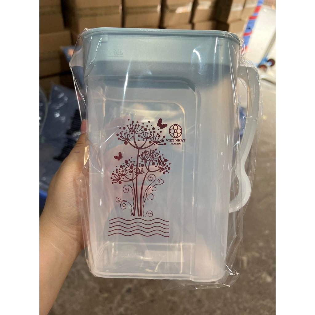 BÌNH NƯỚC NHỰA CÓ NẮP DUNG TÍCH 1800ML ĐỂ BÀN TIỆN DỤNG