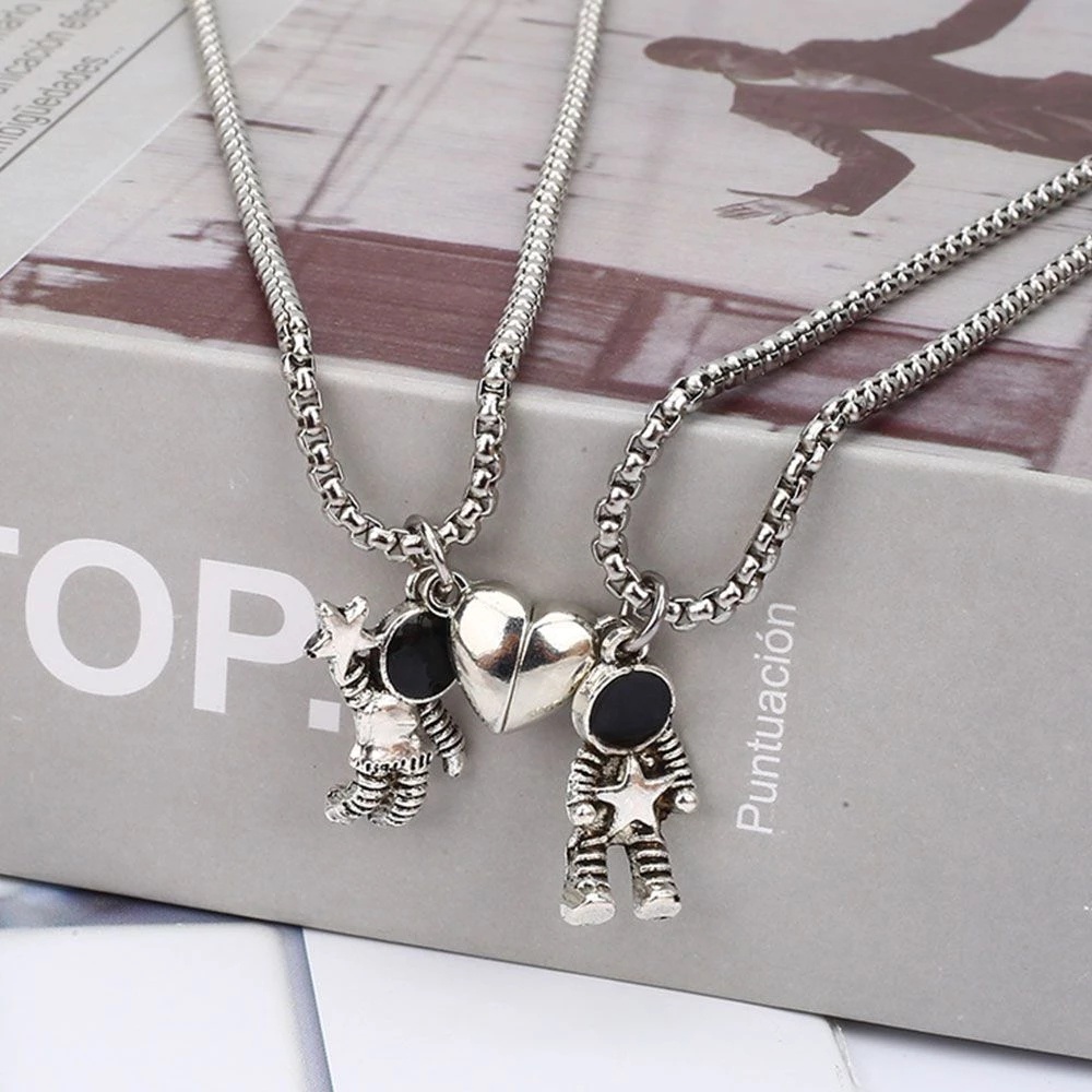 Vòng cổ kim loại mặt hình phi hành gia phong cách retro cho cặp đôi