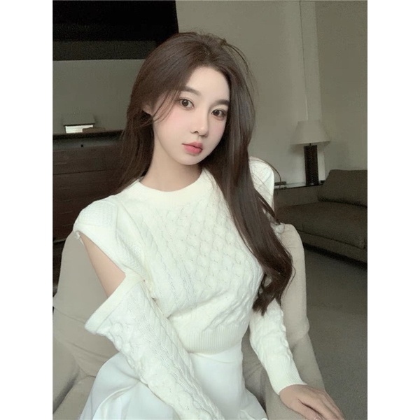 Áo len croptop trễ vai tay dài màu trắng style Hàn xinh - chân váy tenis xếp ly bản to