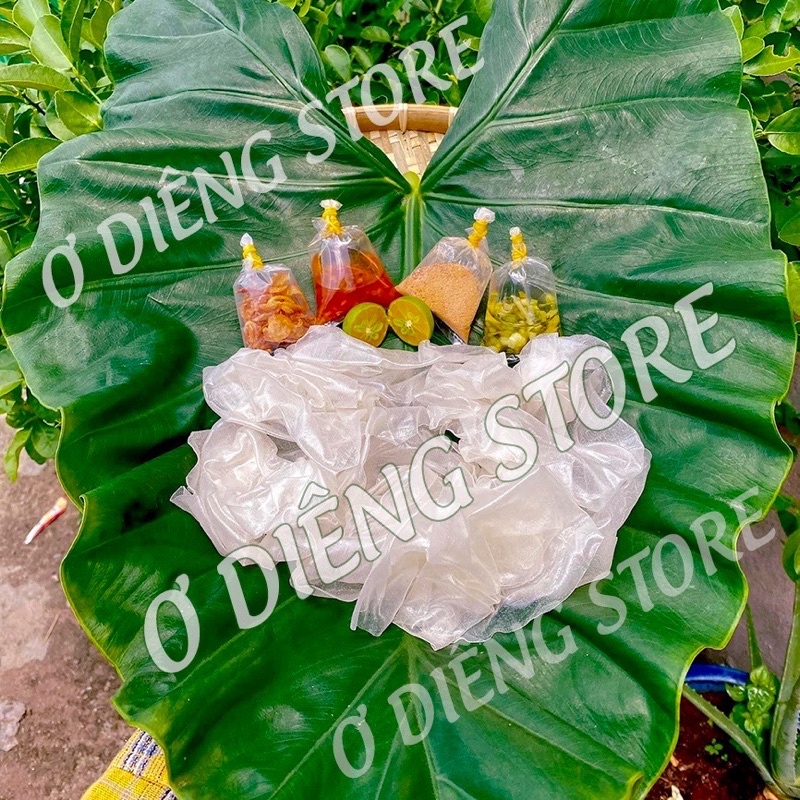 Bánh tráng phơi sương + muối + hành phi + sate + mỡ hành + tắc