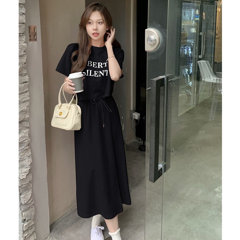 Set đồ COZOKC gồm áo thun ngắn tay in chữ và chân váy ngắn lưng cao thời trang cho nữ