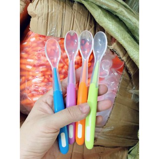 Thìa silicon dùng cho bé ăn dặm