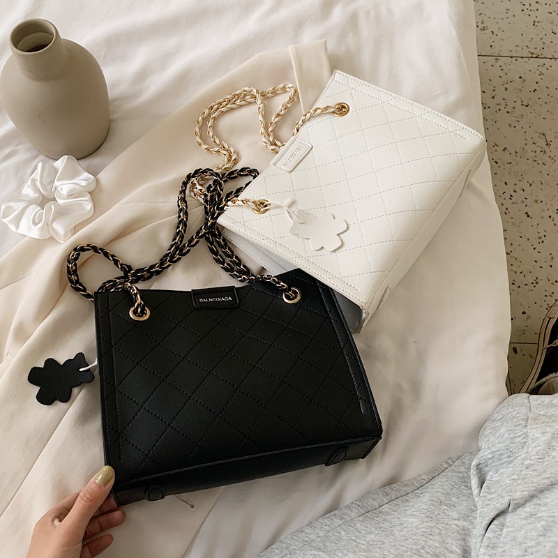 CÓ SẴN MÀU TRẮNG KEM Túi xách nữ chất da mềm phối dây xích thời trang;.