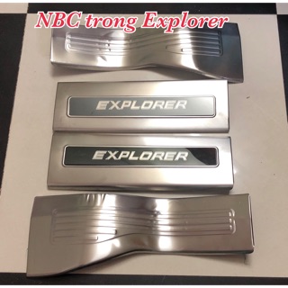 Ốp bậc trong Ford Explorer.