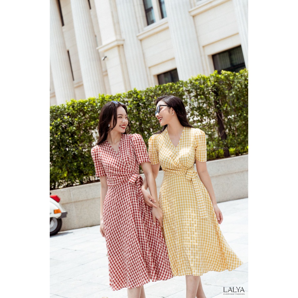 LALYA_D430_Váy kẻ ô nhún nơ eo-Đỏ