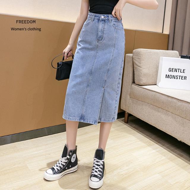 freedom  Spring / Summer 2021 váy denim mới, dài giữa có đường xẻ ở phía dưới, love thêu eo cao, ôm ngang hông