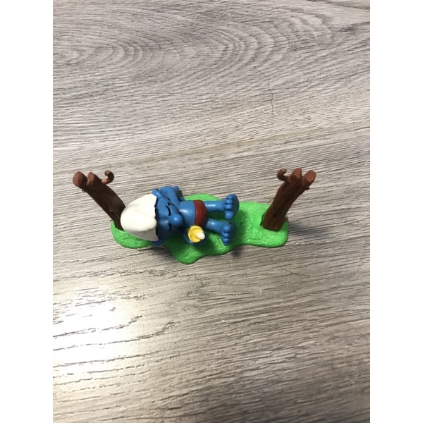Mô hình Xì Trum đang nằm bãi cỏ chính hãng Schleich đã qua sử dụng