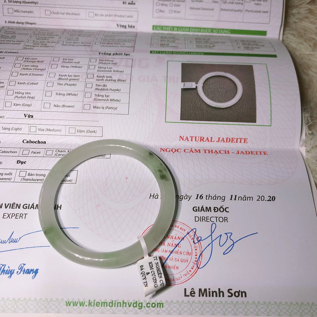 Vòng tay bản liền jadeite bản tròn đẹp