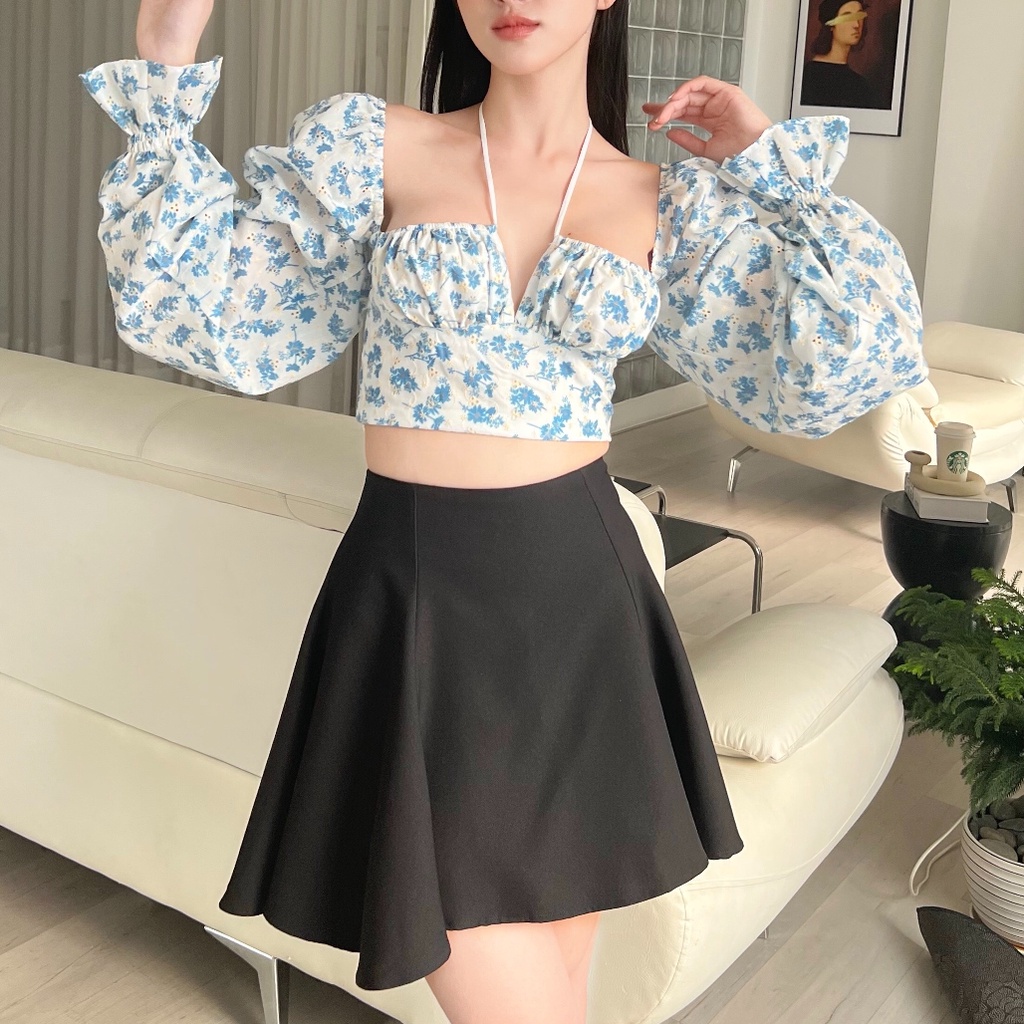 KIOBI – Áo kiểu Chloris form croptop cúp ngực, tay phồng dài nhún thun cổ điển, lưng thun,vải xô thêu xanh - KIA224446HX