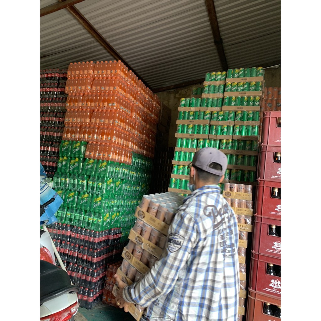 Thùng nước ngọt lon có gas đủ loại hãng Cocacola , Pepsi