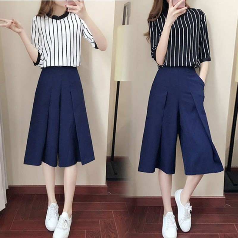 Set áo thun kẻ sọc và quần ống rộng kiểu Hàn Quốc cho nữ