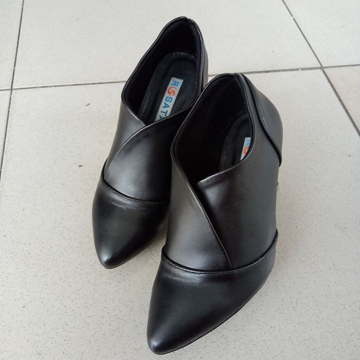 Giày boot nữ cổ thấp đế cao 7cm màu đen thời trang hàng hiệu rosata ro35 | BigBuy360 - bigbuy360.vn