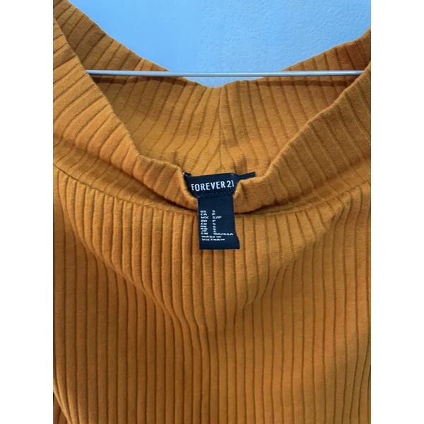 Áo croptop trễ vai forever21