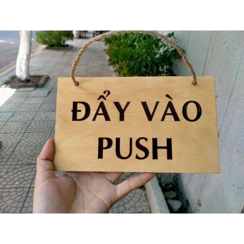 Bảng gỗ khắc laser nội dung "Đẩy vào/Kéo vào" song ngữ + kèm dây treo - LUMY Wood Decor
