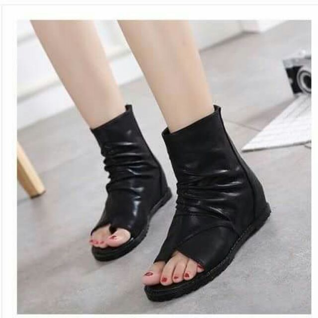 Bôt xỏ ngón korea. Mẫu bốt hot năm 2018, các bạn gái msẹc quần sooc hay váy mix với bốt xỏ ngón này vừa đẹp lại cá tính.