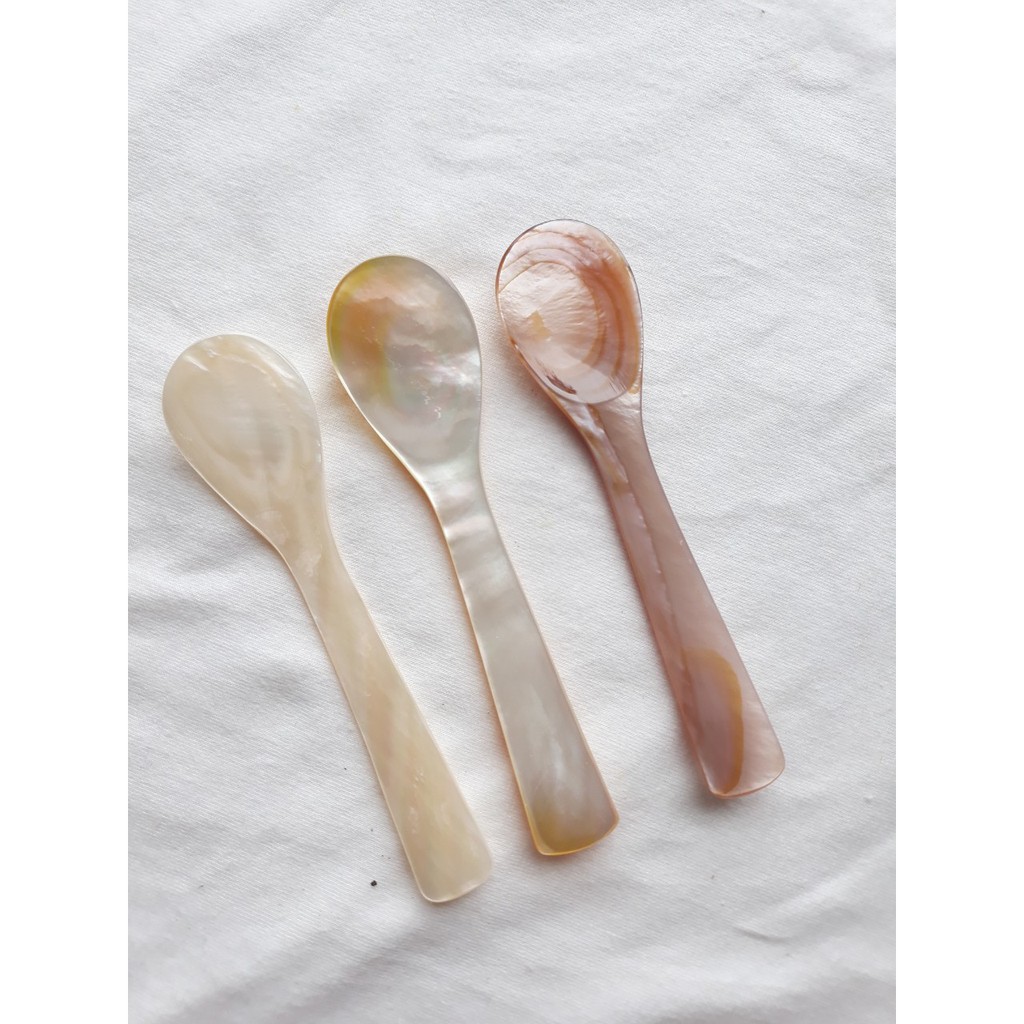 Thìa trai nhỏ ăn sữa chua, ăn trứng cá hồi