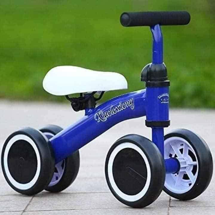 XE CHÒI CHÂN 4 BÁNH CHO BÉ CÓ NHẠC ĐÈN PHÁT SÁNG CỰC CHẤT