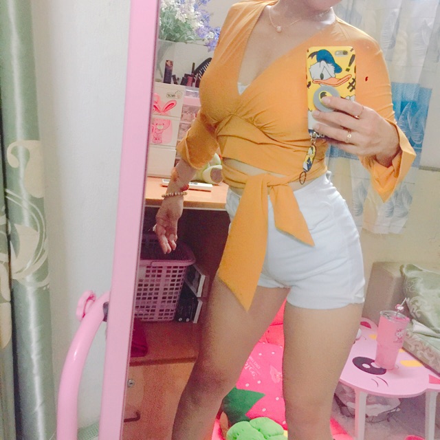 Áo lụa đắp chéo cột eo và short kaki thanh lý