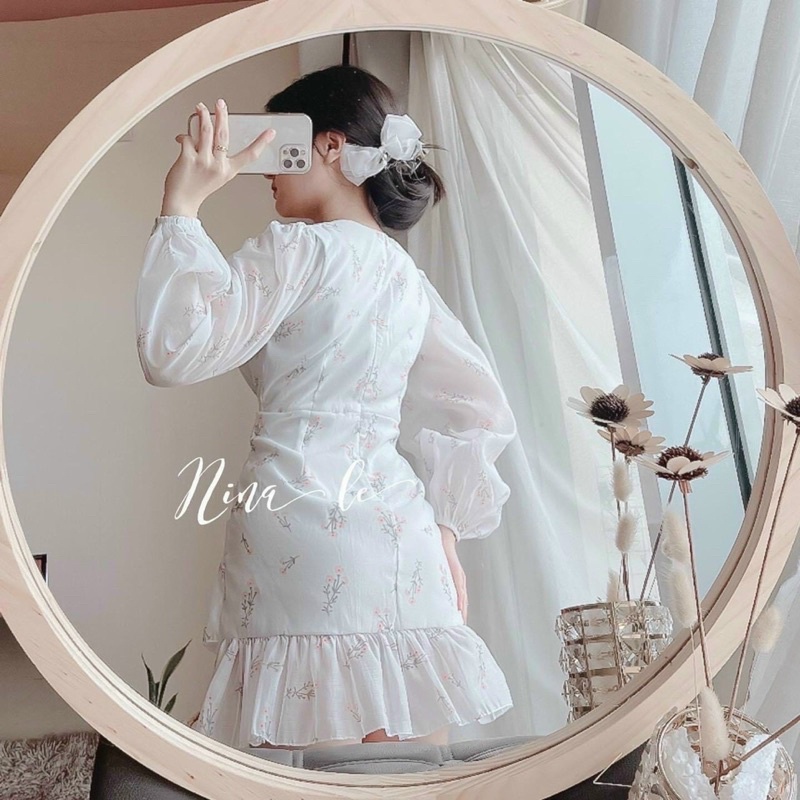 Váy đầm voan lua trắng hoa nhí cổ V vạt bèo chéo 2 tầng dáng xoè chữ A ngắn trẻ trung đi đám cưới