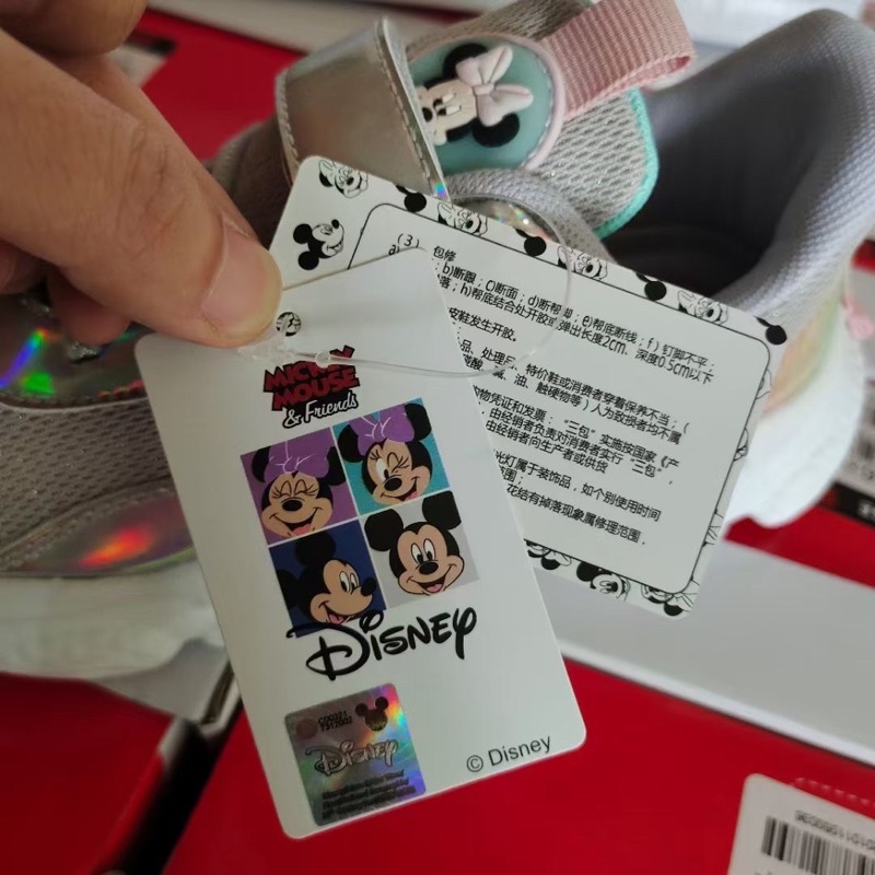 Giày thể thao cho bé gái