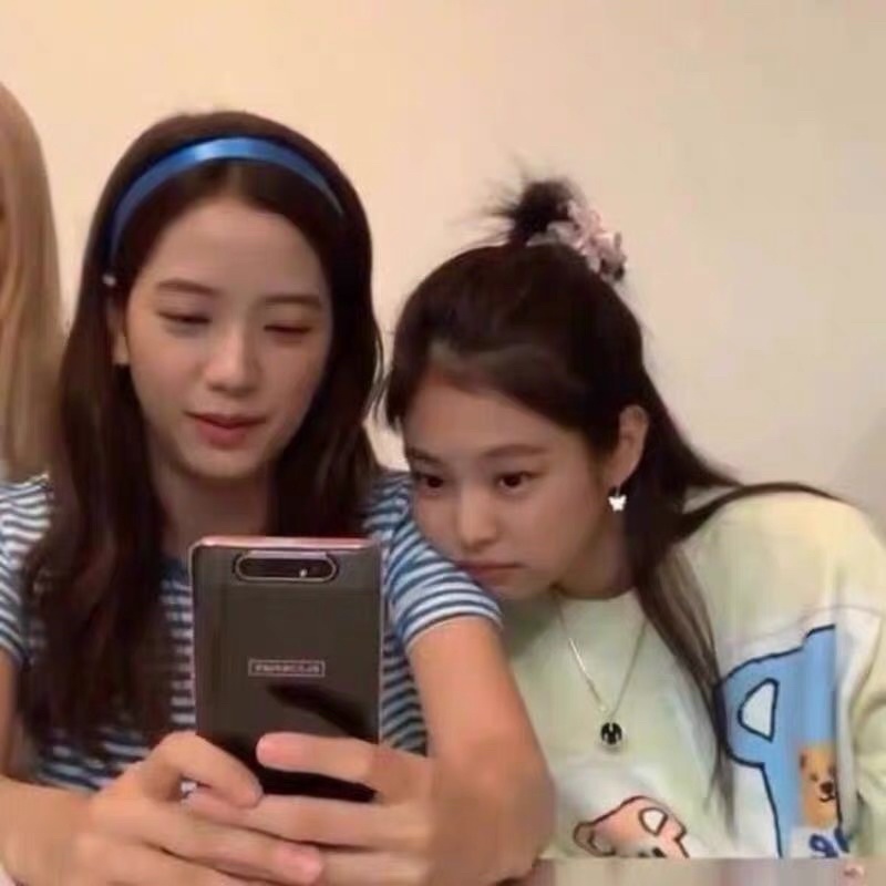 Áo Sweater Jennie Vàng Mơ Hình Gấu Đáng Yêu