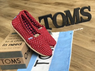 Giày Toms Chấm Bi Đỏ
