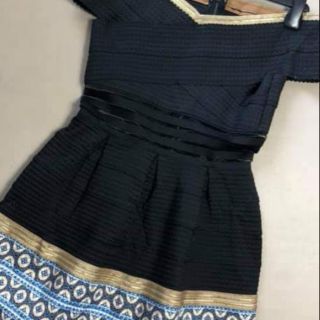 Đầm cổ vuông