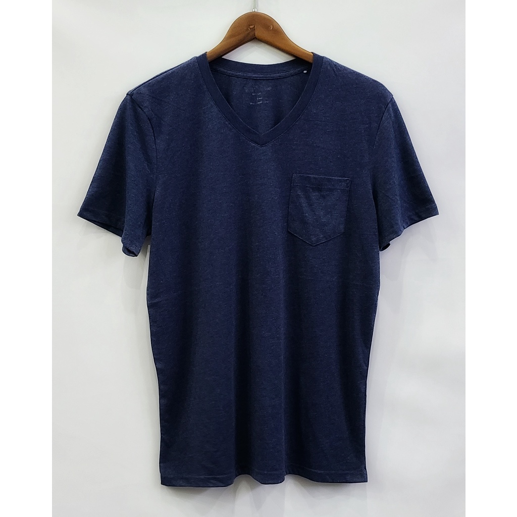 Áo thun tay ngắn cổ tim phối 1 túi ngực Chypshop vnxk màu xanh navy trơn