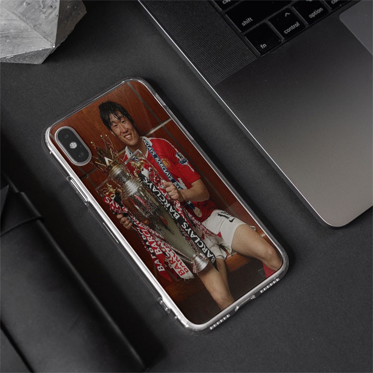 Ốp lưng ốp Iphone Park Jisung -  Manchester United cầm cúp Ngoại hạng anh từ 6 đến 12 MAN20210071