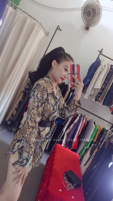 Áo sơmi da rắn + áo len hở vai chữ