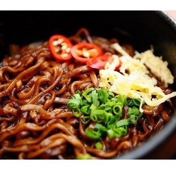 MÌ XÀO KHAY CÓ GÓI SỐT MÌ TƯƠNG ĐEN /Spaghetti ( có thể ăn chay)