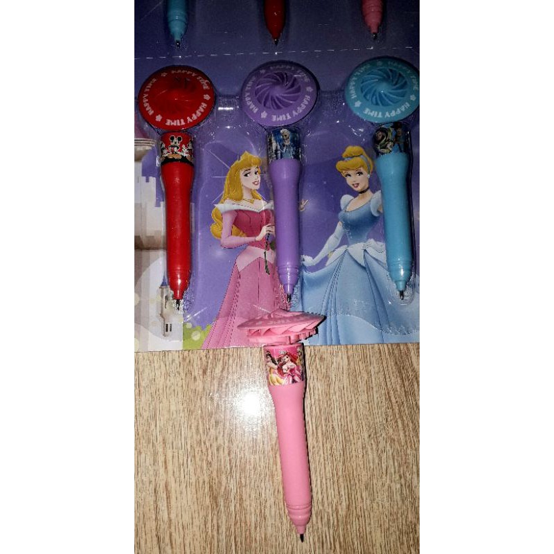 Một chiếc bút và con quay xoay xả stress bằng nhựa